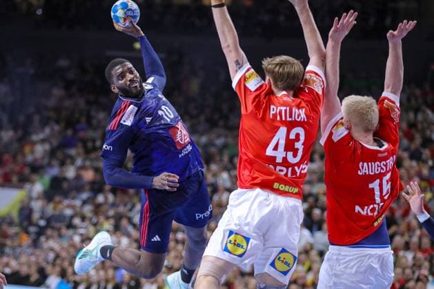 28.01.2024, EHF EURO 2024, Männer Europameisterschaft Handball, Lanxess Arena in Köln, Finale, Frankreich - Dänemark: Dika Mem (Frankreich) gegen Simon Pytlick (Dänemark) und Magnus Saugstrup (Dänemark) Nordrhein-Westfalen Deutschland