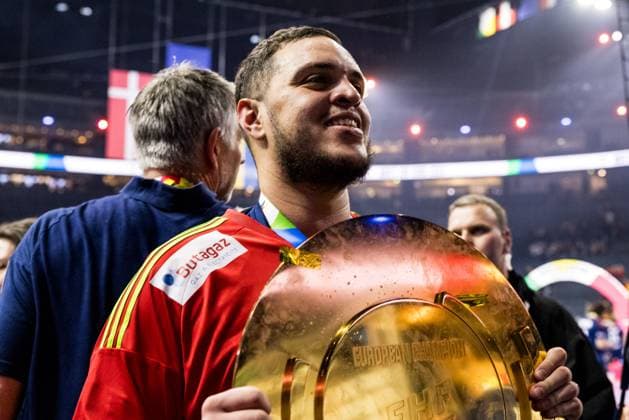 MEN’S EHF EURO 2024: Finale Frankreich - Dänemark; 28.01.2024 Samir Bellahcene (Frankreich, 1) hält vor den Fans die Schale hoch MEN’S EHF EURO 2024: Finale Spiel um Gold Frankreich - Dänemark; LANXESS arena, Köln am 28.01.2024 Copyright: xBEAUTIFULxSPORTS Wunderlx