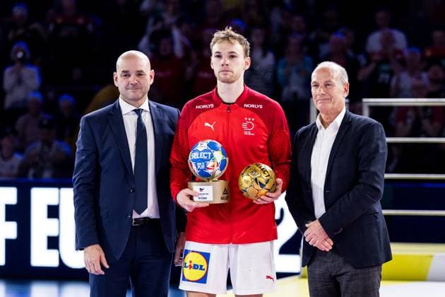 MEN’S EHF EURO 2024: Finale Frankreich - Dänemark; 28.01.2024 Mathias Gidsel (Dänemark, 19) wird als Topscorer des Turniers ausgezeichnet MEN’S EHF EURO 2024: Finale Spiel um Gold Frankreich - Dänemark; LANXESS arena, Köln am 28.01.2024 Copyright: xBEAUTIFULxSPORTS Wunderlx
