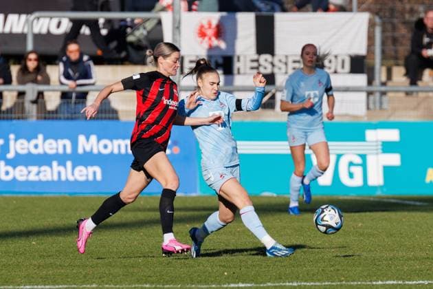 GPFBL Eintracht Frankfurt - 1. FC Köln, 11. Spieltag, 28.01.2024, Frankfurt Alena Bienz (1. FC Köln 11) wird von Verena Hanshaw (Eintracht Frankfurt 18) verfolgt; Spiel vom 11. Spieltag der Google Pixel Frauen-Bundesliga zwischen Eintracht Frankfurt und 1. FC Köln im Stadion am Brentanobad in Frankfurt am 28.01.2024 Copyright: xBEAUTIFULxSPORTS Hahnex