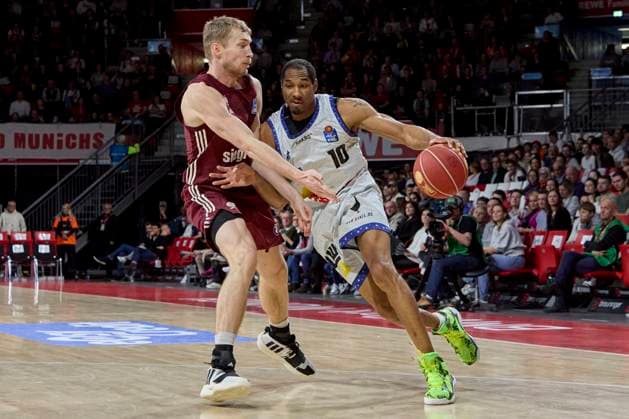 Sport Themen der Woche KW04 Sport Bilder des Tages 2024-01-28 DARDEN Tremmell (HAKRO MERLINS Crailsheim CRA10-SF), GIFFEY Niels (FC Bayern Basketball FCBB07-F) sportworld München BMW Park Bayern Deutschland *** 2024 01 28 DARDEN Tremmell HAKRO MERLINS Crailsheim CRA10 SF , GIFFEY Niels FC Bayern Basketball FCBB07 F sportworld Munich BMW Park Bayern Germany