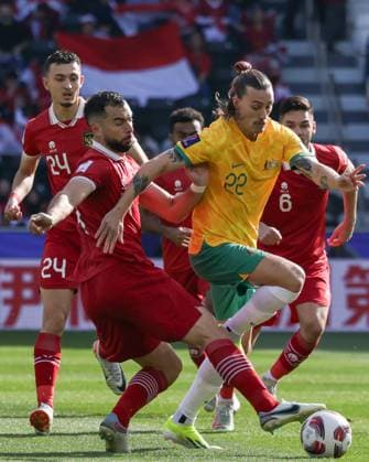 Sport Themen der Woche KW04 Sport Bilder des Tages DOHA, QATAR - JANUARY 28: Jackson Irvine of Australia and FC Sankt Pauli controls ball around players of Indonesia during the AFC Asian Cup Round of 16 match between Australia and Indonesia at Jassim Bin Hamad Stadium on January 28, 2024 in Doha, Qatar Australia v Indonesia: Round Of 16 - AFC Asian Cup Copyright: xSebastianxFrejx
