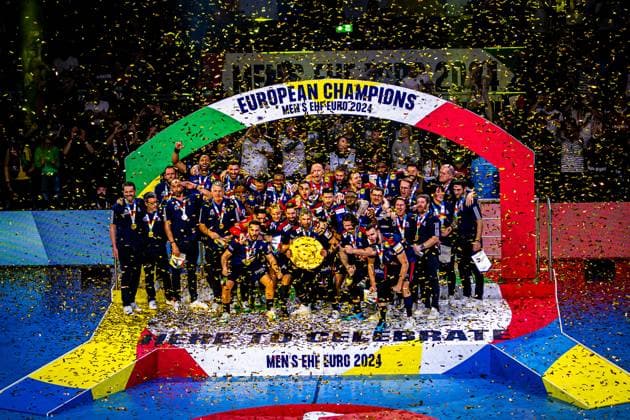 Handball I Herren I Euro 2024 I Finale I Frankreich - Dänemark I 28.01.2024 Die Französische Mannschaft feiert die Europameisterschaft Köln Lanxess Arena Nordrhein-Westfalen Deutschland Copyright: xLobeca Krausex