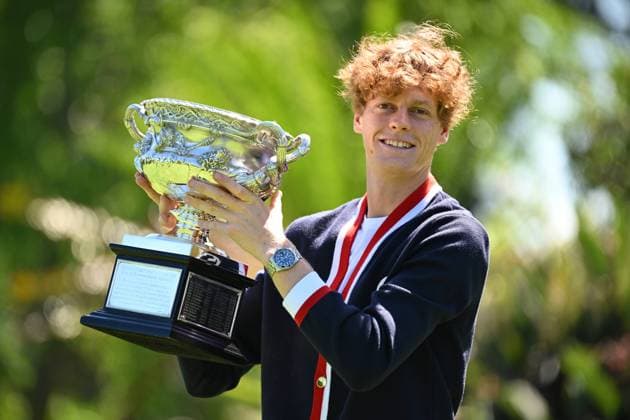 Bilder des Jahres 2024, Sport 01 Januar Sport Themen der Woche KW05 Sport Bilder des Tages TENNIS AO WINNER PORTRAIT, Jannik Sinner of Italy poses for a photograph with the Norman Brookes Challenge Cup following his win over Daniil Medvedev of Russia in the Men?s Singles Final at the 2024 Australian Open tennis tournament in Melbourne, Monday, January 29, 2024. ( NO ARCHIVING, EDITORIAL USE ONLY, NO USE IN BOOKS WITHOUT CONSENT MELBOURNE VICTORIA AUSTRALIA  Copyright: xJAMESxROSSx 20240129001895041520