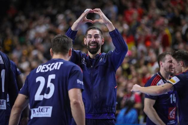 28.01.2024, EHF EURO 2024, Männer Europameisterschaft Handball, Lanxess Arena in Köln, Finale, Frankreich - Dänemark: Frankreich ist Europameister. Die französische Mannschaft feiert den Sieg gegen Dänemark. Nikola Karabatic (Frankreich) zeigt den Fans auf der Tribüne ein Herz und steht lachend mit Hugo Descat (Frankreich) zusammen. Nordrhein-Westfalen Deutschland
