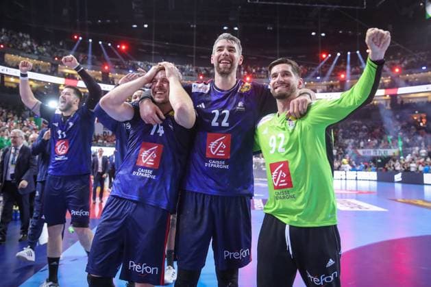 28.01.2024, EHF EURO 2024, Männer Europameisterschaft Handball, Lanxess Arena in Köln, Finale, Frankreich - Dänemark: Frankreich ist Europameister. Die französische Mannschaft feiert den Sieg gegen Dänemark. Nicolas Tournat (Frankreich), Kentin Mahe (Frankreich), Luka Karabatic (Frankreich) und Torhüter Remi Desbonnet (Frankreich) stehen jubelnd zusammen auf dem Spielfeld. Nordrhein-Westfalen Deutschland