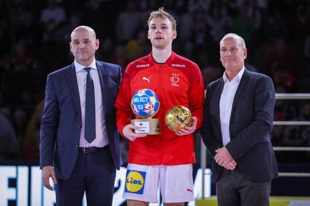 28.01.2024, EHF EURO 2024, Männer Europameisterschaft Handball, Lanxess Arena in Köln, Finale, Frankreich - Dänemark: Ehrung von Torschützenkönig und All-Star-Team Wahl Mathias Gidsel (Dänemark) - Top Scorer. Nordrhein-Westfalen Deutschland