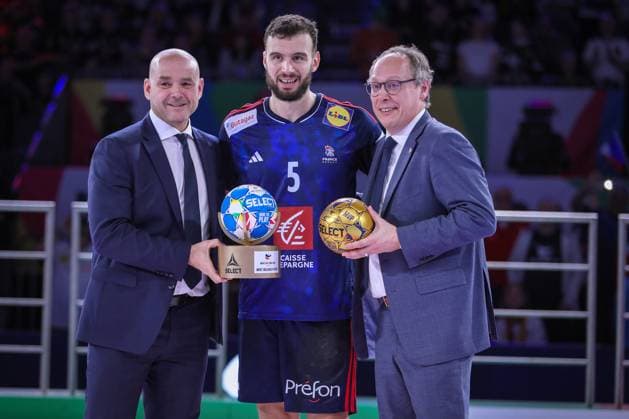 28.01.2024, EHF EURO 2024, Männer Europameisterschaft Handball, Lanxess Arena in Köln, Finale, Frankreich - Dänemark: Frankreich ist Europameister. Most Valuable Player (MVP Award) Ehrung für Nedim Remili (Frankreich) Ehrung All-Star-Team Nordrhein-Westfalen Deutschland