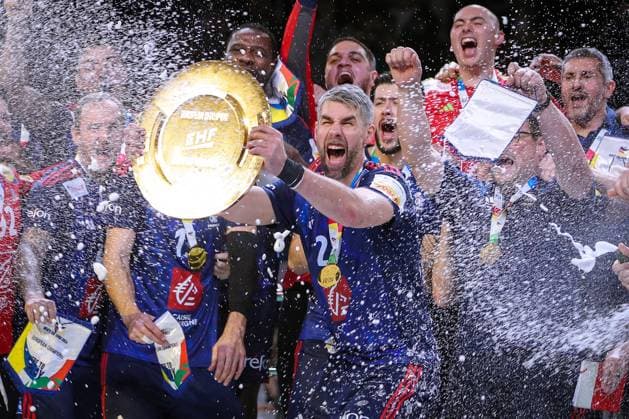 Bilder des Jahres 2024, Sport 01 Januar Sport Themen der Woche KW04 Sport Bilder des Tages 28.01.2024, EHF EURO 2024, Männer Europameisterschaft Handball, Lanxess Arena in Köln, Finale, Frankreich - Dänemark: Frankreich ist Europameister. Die französische Mannschaft feiert den Sieg gegen Dänemark. Siegerehrung auf dem Siegerpodest. Luka Karabatic (Frankreich) hällt die Siegerschale nach Oben. Es regnet Konfetti und eine Feuershow erhellt im Hintergrund das Podest. Nordrhein-Westfalen Deutschland *** 28 01 2024, EHF EURO 2024, European Mens Handball Championship, Lanxess Arena in Cologne, Final, France Denmark France is European Champion The French team celebrates the victory against Denmark Award ceremony on the podium Luka Karabatic France holds the winners trophy upwards It rains confetti and a fire show lights up the podium in the background North Rhine-Westphalia Germany
