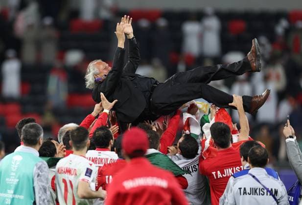 Bilder des Jahres 2024, Sport 01 Januar Sport Themen der Woche KW04 Sport Bilder des Tages (240129) -- DOHA, Jan. 29, 2024 -- Petar Segrt (top), head coach of Tajikistan, is thrown in the air by his players after winning the round of 16 match between Tajikistan and the United Arab Emirates at AFC Asian Cup Qatar 2023 in Doha, Qatar, Jan. 28, 2024. ) (SP)QATAR-DOHA-FOOTBALL-AFC ASIAN CUP-TAJIKISTAN VS UAE JiaxHaocheng 