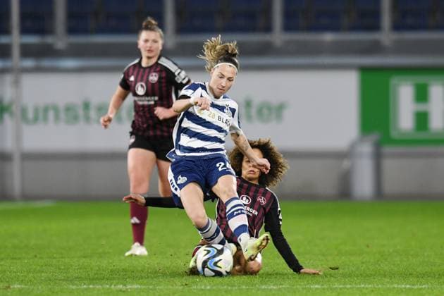 Amira Arfaoui ( 1 FC Nuernberg Frauen ) im Zweikampf mit Lisa Josten ( MSV Duisburg Frauen ). GER, MSV Duisburg Frauen vs 1 FC Nuernberg Frauen, Fussball, Bundesliga,11. Spieltag Spielzeit 2023 2024, 28.01.2024 DFL DFB REGULATIONS PROHIBIT ANY USE OF PHOTOGRAPHS AS IMAGE SEQUENCES AND OR QUASI-VIDEO GER, MSV Duisburg Frauen vs 1 FC Nuernberg Frauen, Fussball, Bundesliga,11. Spieltag Spielzeit 2023 2024, 28.01.2024 Duisburg Copyright: xEibner-Pressefoto ThomasxThienelx EP_TTL
