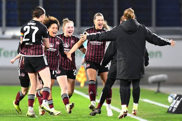 Sport Themen der Woche KW04 Sport Bilder des Tages Nuernberger Jubeltraube um Torschuetzin Medina Desic ( 1 FC Nuernberg Frauen ) nach dem Tor zum 1 : 0. GER, MSV Duisburg Frauen vs 1 FC Nuernberg Frauen, Fussball, Bundesliga,11. Spieltag Spielzeit 2023 2024, 28.01.2024 DFL DFB REGULATIONS PROHIBIT ANY USE OF PHOTOGRAPHS AS IMAGE SEQUENCES AND OR QUASI-VIDEO GER, MSV Duisburg Frauen vs 1 FC Nuernberg Frauen, Fussball, Bundesliga,11. Spieltag Spielzeit 2023 2024, 28.01.2024 Duisburg *** Nuremberg jubilant crowd around goal scorer Medina Desic 1 FC Nuernberg Frauen after the goal for 1 0 GER, MSV Duisburg Frauen vs 1 FC Nuernberg Frauen, Fußball, Bundesliga,11 Spieltag Spielzeit 2023 2024, 28 01 2024 DFL DFB REGULATIONS PROHIBIT ANY USE OF PHOTOGRAPHS AS IMAGE SEQUENCES AND OR QUASI VIDEO GER, MSV Duisburg Frauen vs 1 FC Nuernberg Frauen, Football, Bundesliga,11 Matchday Season 2023 2024, 28 01 2024 Duisburg Copyright: xEibner-Pressefoto ThomasxThienelx EP_TTL