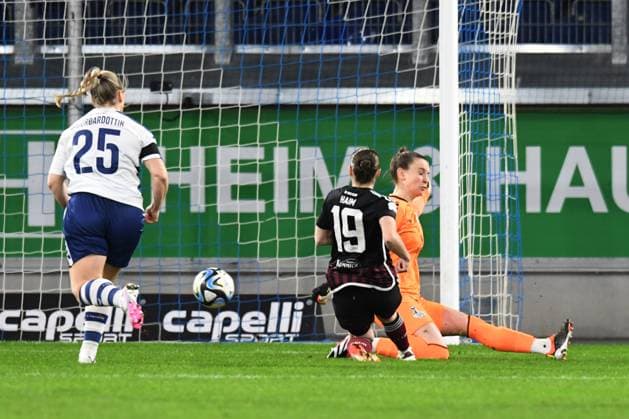 Vanessa Haim ( 1 FC Nuernberg Frauen ) trifft gegen Torhueterin Ena Mahmutovic ( MSV Duisburg Frauen ) zum 2 : 0. GER, MSV Duisburg Frauen vs 1 FC Nuernberg Frauen, Fussball, Bundesliga,11. Spieltag Spielzeit 2023 2024, 28.01.2024 DFL DFB REGULATIONS PROHIBIT ANY USE OF PHOTOGRAPHS AS IMAGE SEQUENCES AND OR QUASI-VIDEO GER, MSV Duisburg Frauen vs 1 FC Nuernberg Frauen, Fussball, Bundesliga,11. Spieltag Spielzeit 2023 2024, 28.01.2024 Duisburg Copyright: xEibner-Pressefoto ThomasxThienelx EP_TTL