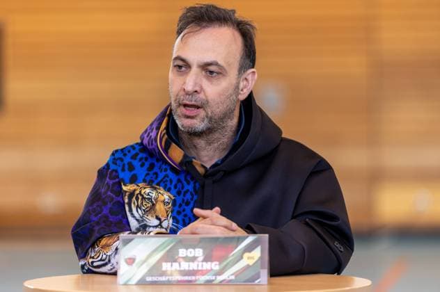 Berlin, 29.01.24, Pressekonferenz zur Kampagne Deutschlandticket Job der Fuechse Berlin gemeinsam mit der BVG, Fuechse Town. Bob Hanning, Geschaeftsfuehrer der Fuechse Berlin spricht zu den Anwesenden. PK Fuechse Berlin - Kampagne Deutschlandticket Job