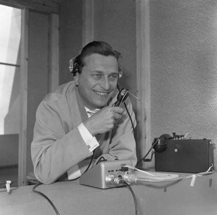 Fußball Weltmeisterschaft 1958 in Schweden. Sportreporter Rudi Michel im Einsatz. 08.06.1958. HORSTMÜLLER GmbH, Postfach 103862, 40029 D-dorf, Tel. 0211 359220, ISDN : 0211 9357404 Pbk. Kln. Kto.126135-503, BLZ 37010050 , Nur für journalistische Zwecke ! Editorial use only ! Fußball Weltmeisterschaft 1958 in Schweden. Sportreporter Rudi Michel im Einsatz. 08.06.1958. *** Soccer World Cup 1958 in Sweden Sports reporter Rudi Michel in action 08 06 1958 HORSTMÜLLER GmbH, Postfach 103862, 40029 D dorf, Tel 0211 359220, ISDN 0211 9357404 Pbk Kln Kto 126135 503, BLZ 37010050 , For journalistic purposes only Editorial use only Football World Cup 1958 in Sweden Sports reporter Rudi Michel in action 08 06 1958 HM