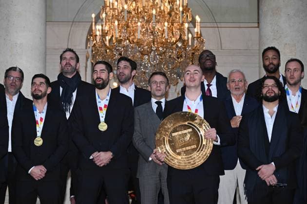 Sport Bilder des Tages Emmanuel Macron ( French President ) and Amelie Oudea Castera ( Education Minister ) pose with national handball team at the presidential Elysee Palace in Paris on January 29, 2024, a day after they won the gold medal of the EHF URO 2024 in Germany. NEWS : Emmanuel Macron recoit l equipe de France masculine de handball - Paris - 29 01 2024 FedericoPestellini Panoramic 