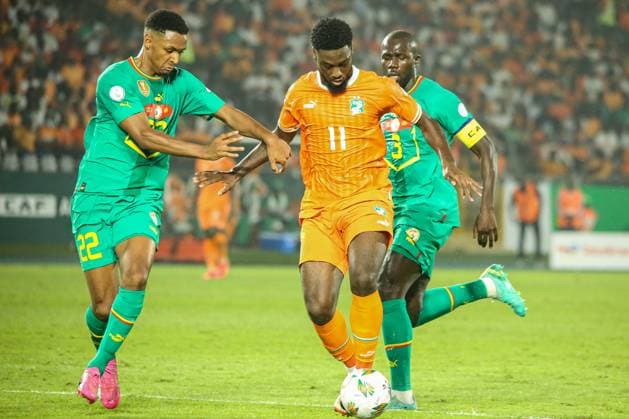 Sport Themen der Woche KW05 Sport Bilder des Tages Yamoussoukro, COTE D IVOIRE - JANUARY 29; Jean-Phillipe Krasso of Cote D Ivoire and Abdou Diallo, Kalidou Koulibaly (C) of Senegal during the TotalEnergies Caf Africa Cup of Nations (Afcon 2023) match between Senegal and Cote D Ivoire at Stade Charles Konan Banny on January 29, 2024 in Yamoussoukro, Cote d Ivoire. Photo by Victor Ihechi Copyright: xGOALSBYVICTOR_2024x