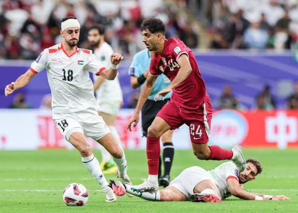 Sport Themen der Woche KW05 Sport Bilder des Tages (240130) -- DOHA, Jan. 30, 2024 -- Jassem Gaber Abdulsallam (R, top) of Qatar vies with Ameed Mahajneh of Palestine during the round of 16 match between Qatar and Palestine at AFC Asian Cup Qatar 2023 in Doha, Qatar, Jan. 29, 2024. ) (SP)QATAR-DOHA-FOOTBALL-AFC ASIAN CUP-QATAR VS PALESTINE DingxTing 