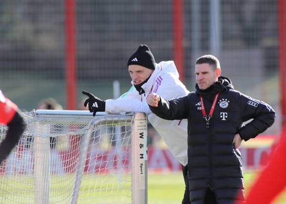 Sport Themen der Woche KW05 Sport Bilder des Tages München, Deutschland 30. Januar 2024: Fussball, Herren, Saison 2023 2024, FC Bayern München, Säbener Strasse, Trainingsgelände, Training, öffentliches Training Thomas Tuchel, Trainer (FC Bayern München) (li.) mit Anthony Barry, Co-Trainer (FC Bayern München) (re.) beobachten das Training *** Munich, Germany January 30, 2024 Football, Men, Season 2023 2024, FC Bayern Munich, Säbener Strasse, Training ground, Training, public training Thomas Tuchel, coach FC Bayern Munich left with Anthony Barry, co-coach FC Bayern Munich right watch the training