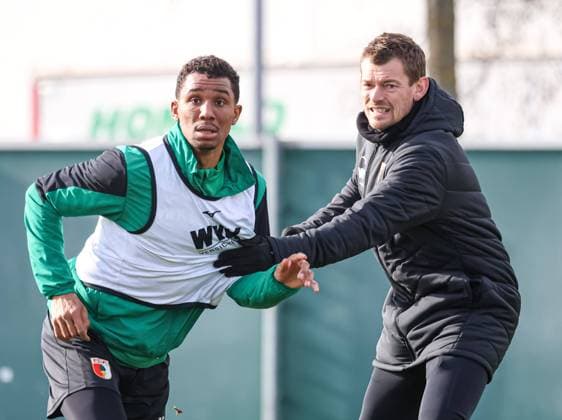 Lars Knudsen (Co.-Trainer FC Augsburg) im Zweikampf gegen Felix Uduokhai (FC Augsburg 19) vor einer Flanke; FC Augsburg, Training,