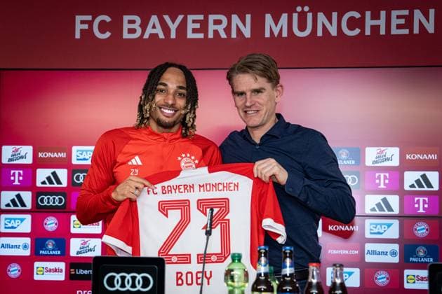 Sport Themen der Woche KW05 Sport Bilder des Tages Offizielle VorstellungSacha BOEY (Bayern Muenchen) am 30.01.2024. Sacha BOEY (Bayern Muenchen) und Christoph FREUND (Sportdirektor Bayern Muenchen) praesentieren das Trikot mit der Nummer 23. Photo by FC Bayern Muenchen *** Official presentationSacha BOEY Bayern Muenchen on 30 01 2024 Sacha BOEY Bayern Muenchen and Christoph FREUND Sports Director Bayern Muenchen present the jersey with the number 23 Photo by FC Bayern Muenchen