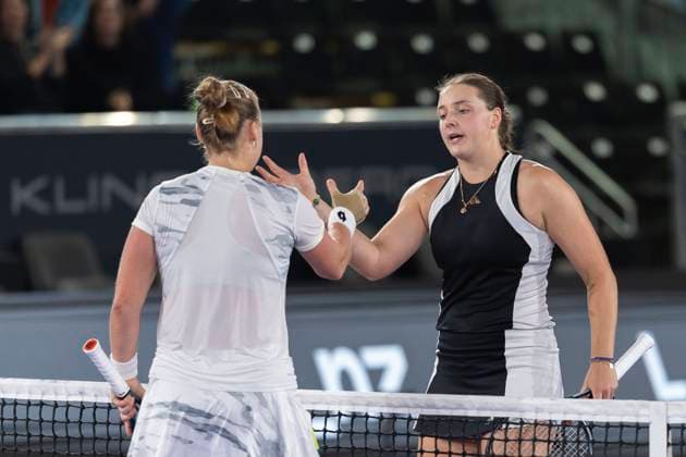 TENNIS - WTA, Tennis Damen Upper Austria Ladies Linz LINZ,AUSTRIA,30.JAN.24 - TENNIS - WTA Tour, Upper Austria Ladies Linz. Image shows Anna Blinkova (RUS) and Jule Niemeier (GER).  GEPAxpictures xGintarexKarpaviciute