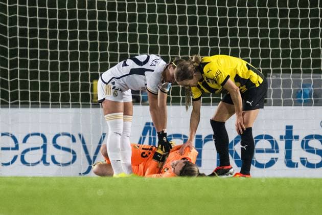 240130 Athenea of Real Madrid and Aivi Luik of Häcken talks to goalkeeper Jennifer Falk in pain during the UEFA Women s Champions League football match between Real Madrid and Häcken on January 30, 2024 in Madrid. Photo: Mathias Bergeld BILDBYRAN kod MB MB0845 fotboll football soccer fotball champions league real madrid häcken dam bbeng women kvinner skada Copyright: MATHIASxBERGELD BB240130MB032