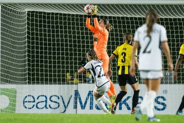 240130 Athenea of Real Madrid and goalkeeper Jennifer Falk of Häcken during the UEFA Women s Champions League football match between Real Madrid and Häcken on January 30, 2024 in Madrid. Photo: Mathias Bergeld BILDBYRAN kod MB MB0845 fotboll football soccer fotball champions league real madrid häcken dam bbeng women kvinner Copyright: MATHIASxBERGELD BB240130MB033