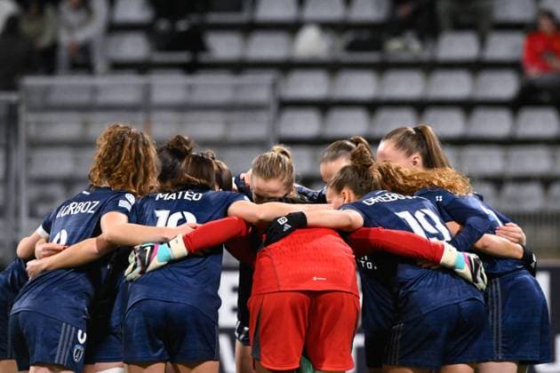 PFC players form a huddle during the UEFA Women s Champions League match between PFC and Chelsea at Stade Charlety on January 30, 2024 in Paris, France. ( Photo by federico pestellini panoramic ) - FOOTBALL : PFC vs Chelsea - Ligue des Champions Feminine - 30 01 2024 FedericoPestellini Panoramic 