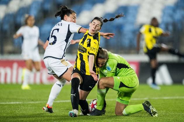 240130 Ivana and goalkeeper Mylene Chavas of Real Madrid against Clarissa Larisey of Häcken during the UEFA Women s Champions League football match between Real Madrid and Häcken on January 30, 2024 in Madrid. Photo: Mathias Bergeld BILDBYRAN kod MB MB0845 fotboll football soccer fotball champions league real madrid häcken dam bbeng women kvinner Copyright: MATHIASxBERGELD BB240130MB044