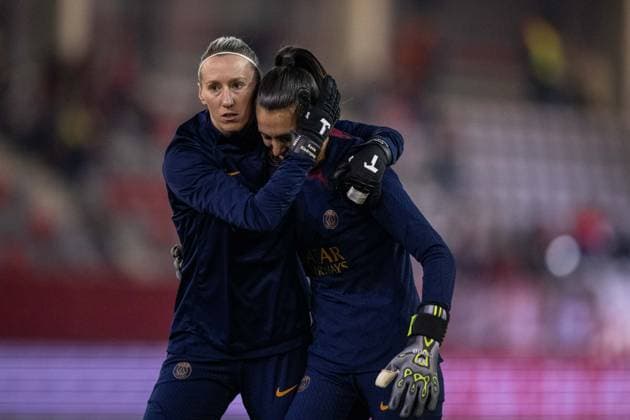 Fußball, UEFA Womens Champions League, 20240130, FC Bayern München - Paris Saint-Germain. Im Bild Katarzyna KIEDRZYNEK (Paris Saint-Germain, 1) und Constance PICAUD (Paris Saint-Germain, 16) Aufwärmen. München FC Bayern Campus Bayern Deutschland Copyright: Passion2Press MarkusxFischerx