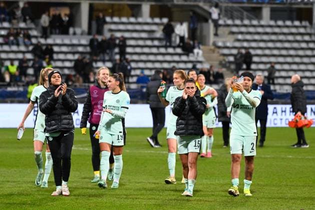Chelsea players applaud the fans following the UEFA Women s Champions League match between PFC and Chelsea at Stade Charlety on January 30, 2024 in Paris, France. ( Photo by federico pestellini panoramic ) - FOOTBALL : PFC vs Chelsea - Ligue des Champions Feminine - 30 01 2024 FedericoPestellini Panoramic 