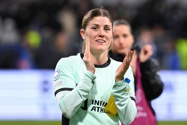Maren Mjelde ( 18 - Chelsea ) applauds the fans following the UEFA Women s Champions League match between PFC and Chelsea at Stade Charlety on January 30, 2024 in Paris, France. ( Photo by federico pestellini panoramic ) - FOOTBALL : PFC vs Chelsea - Ligue des Champions Feminine - 30 01 2024 FedericoPestellini Panoramic 