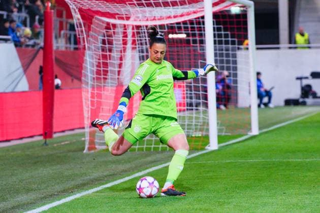 Maria Luisa Grohs (22, FC Bayern München) beim Schuss, Einzelbild, Freisteller, FC Bayern München v Paris Saint-Germain, Fußball, UEFA Women s Champions League 2023 2024, 6.Spieltag am 30.01.2024 in München, FC Bayern Campus. Bayern Deutschland