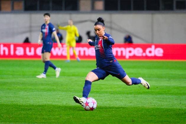Sakina Karchaoui (7, Paris Saint-Germain) beim Schuss, Einzelbild, Freisteller, FC Bayern München v Paris Saint-Germain, Fußball, UEFA Women s Champions League 2023 2024, 6.Spieltag am 30.01.2024 in München, FC Bayern Campus. Bayern Deutschland