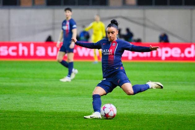 Sakina Karchaoui (7, Paris Saint-Germain) beim Schuss, Einzelbild, Freisteller, FC Bayern München v Paris Saint-Germain, Fußball, UEFA Women s Champions League 2023 2024, 6.Spieltag am 30.01.2024 in München, FC Bayern Campus. Bayern Deutschland