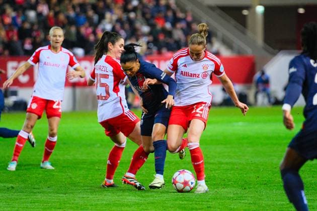 Sarah Zadrazil (25, FC Bayern München) und Sydney Lohmann (12, FC Bayern München) im Zweikampf mit Sakina Karchaoui (7, Paris Saint-Germain), FC Bayern München v Paris Saint-Germain, Fußball, UEFA Women s Champions League 2023 2024, 6.Spieltag am 30.01.2024 in München, FC Bayern Campus. Bayern Deutschland