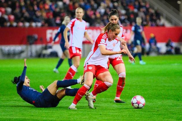 Sydney Lohmann (12, FC Bayern München) im Zweikampf mit Sakina Karchaoui (7, Paris Saint-Germain), FC Bayern München v Paris Saint-Germain, Fußball, UEFA Women s Champions League 2023 2024, 6.Spieltag am 30.01.2024 in München, FC Bayern Campus. Bayern Deutschland