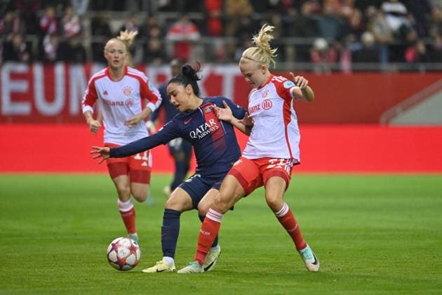 Pernile HARDER (FCB), Aktion,Zweikampf gegen Sakina KARCHAOUI (PSG), FC Bayern Muenchen - Paris Saint-Germain, Fussball Champions League der Frauen am 30.01.2024 FC BAYERN CAMPUS