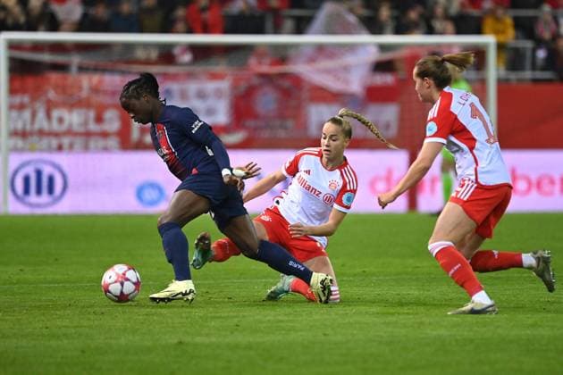 Giulia GWINN (FCB), Aktion,Zweikampf gegen Tabitha CHAWINGA , FC Bayern Muenchen - Paris Saint-Germain, Fussball Champions League der Frauen am 30.01.2024 FC BAYERN CAMPUS