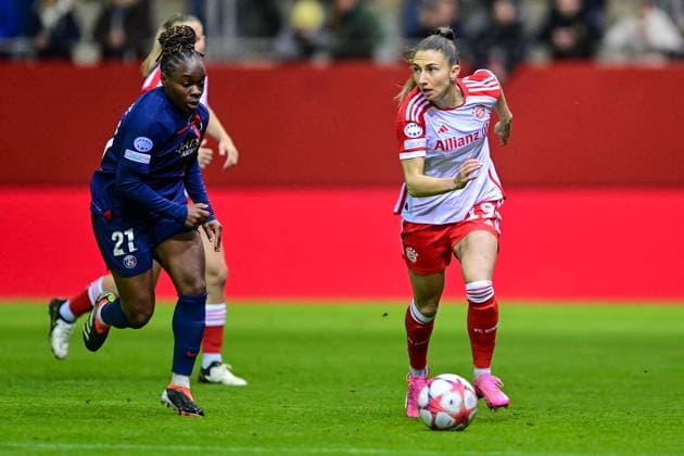 v.li.: Sandy Baltimoe (PSG, 21) Katharina Naschenweng (FC Bayern München, FCB, 19) im Zweikampf, Duell, duel, tackle, Dynamik, Action, Aktion, 30.01.2024, München (Deutschland), Fussball, UEFA Womens Champions League, Gruppe C, FC Bayern München - Paris Saint-Germain