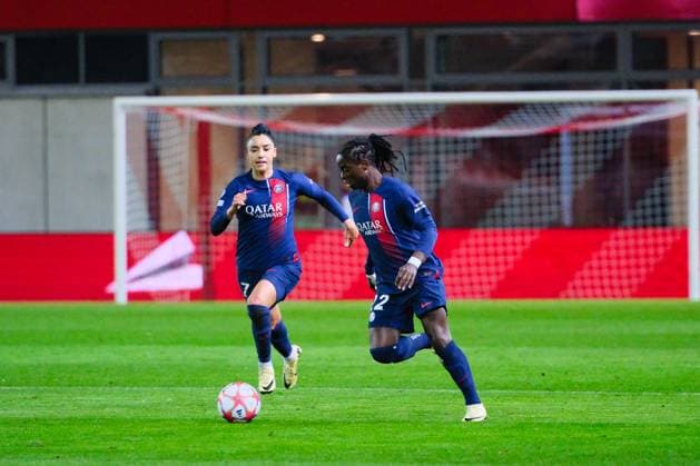 Sakina Karchaoui (7, Paris Saint-Germain) und Tabitha Chawinga (22, Paris Saint-Germain) am Ball, FC Bayern München v Paris Saint-Germain, Fußball, UEFA Women s Champions League 2023 2024, 6.Spieltag am 30.01.2024 in München, FC Bayern Campus. Bayern Deutschland