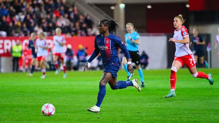 Tabitha Chawinga (22, Paris Saint-Germain) am Ball, FC Bayern München v Paris Saint-Germain, Fußball, UEFA Women s Champions League 2023 2024, 6.Spieltag am 30.01.2024 in München, FC Bayern Campus. Bayern Deutschland