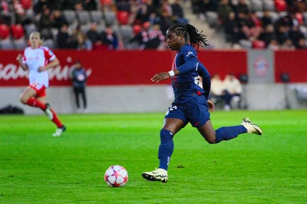 Tabitha Chawinga (22, Paris Saint-Germain) am Ball, FC Bayern München v Paris Saint-Germain, Fußball, UEFA Women s Champions League 2023 2024, 6.Spieltag am 30.01.2024 in München, FC Bayern Campus. Bayern Deutschland