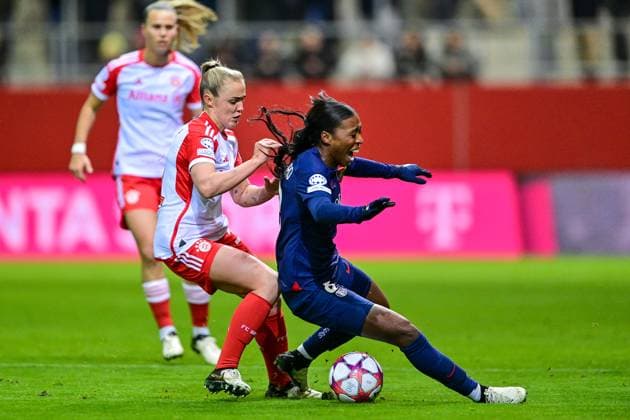 v.li.: Georgia Stanway (FC Bayern München, FCB, 31) Grace Geyoro (PSG, 8) im Zweikampf, Duell, duel, tackle, Dynamik, Action, Aktion, 30.01.2024, München (Deutschland), Fussball, UEFA Womens Champions League, Gruppe C, FC Bayern München - Paris Saint-Germain