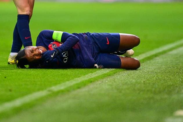 Grace Geyoro (PSG, 8) am Boden liegend, mit Schmerzen nach einem Foul, racked with pain, verletzt, Verletzung, injured, sporting injury, Freisteller, Ganzkörper, Einzelbild, Aktion, Action, 30.01.2024, München (Deutschland), Fussball, UEFA Womens Champions League, Gruppe C, FC Bayern München - Paris Saint-Germain