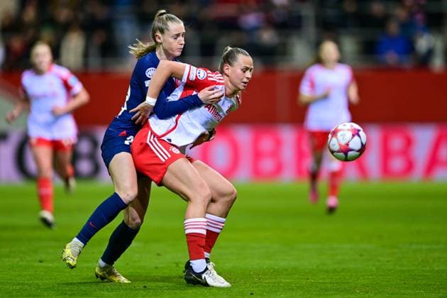 v.li.: Jade Le Guilly (PSG, 28) Klara Bühl (FC Bayern München, FCB, 17) im Zweikampf, Duell, duel, tackle, Dynamik, Action, Aktion, 30.01.2024, München (Deutschland), Fussball, UEFA Womens Champions League, Gruppe C, FC Bayern München - Paris Saint-Germain