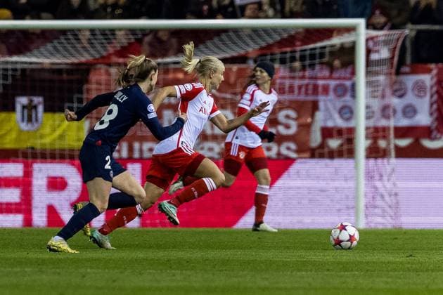 UEFA Women’s Champions League: FC Bayern München - Paris Saint-Germain; 30.01.2024 Zweikampf Jade Le Guilly (Paris Saint-Germain, 28), Pernille Harder (FC Bayern München, 21) UEFA Women’s Champions League: FC Bayern München - Paris Saint-Germain, München, FC Bayern Campus am 30.01.2024 Copyright: xBEAUTIFULxSPORTS Wunderlx