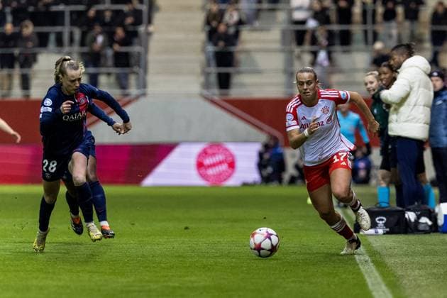 UEFA Women’s Champions League: FC Bayern München - Paris Saint-Germain; 30.01.2024 Zweikampf Jade Le Guilly (Paris Saint-Germain, 28), Klara Bühl (FC Bayern München, 17) UEFA Women’s Champions League: FC Bayern München - Paris Saint-Germain, München, FC Bayern Campus am 30.01.2024 Copyright: xBEAUTIFULxSPORTS Wunderlx