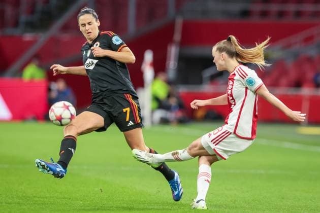 AMSTERDAM, 30-01-2024 ,Johan Cruijff ArenA, UEFA Womens Champions League, Ajax - AS Roma CL(women) , season 2023 2024, during the match Ajax - AS Roma CL(women), AS Roma player Evelyne Viens, Ajax player Milicia Keijzer Ajax - AS Roma CL(women)  x24062270x Copyright: